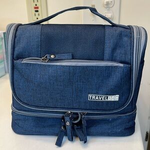 Hanging travel bag